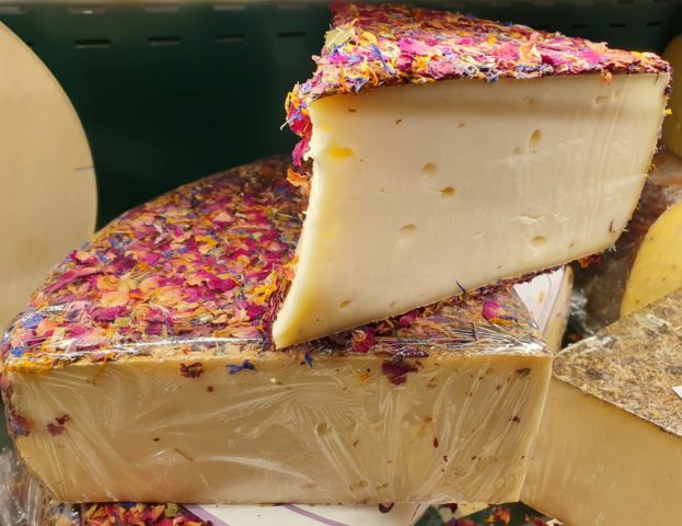 Tomme des fleurs au lait cru. Tomme des fleurs au lait cru.
