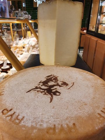 Remeker fermier 18 mois, lait cru de jersiaises Hollande. Remeker fermier 18 mois, lait cru de jersiaises Hollande.